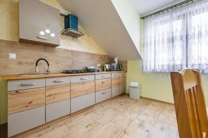 Η κουζίνα ή μικρή κουζίνα στο Pokoje gościnne Skwarek +29 φωτογραφίες
