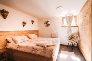 a bedroom with a bed and a window at Lo Chalet Du Village in Chambave
