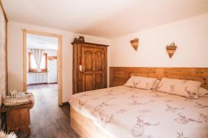 a bedroom with a bed and a wooden door at Lo Chalet Du Village in Chambave