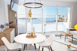 a living room with a white table and chairs at El Dorado in Arguineguín