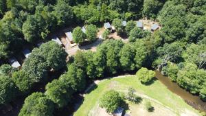 una vista aerea su un parco alberato e su un fiume di Le Hameau de l'Ourthe Houffalize a Houffalize Altre 3 foto