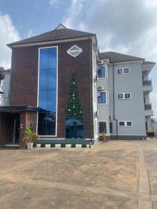 un árbol de Navidad en el costado de un edificio en Darminah Luxury Hotel, en Akure