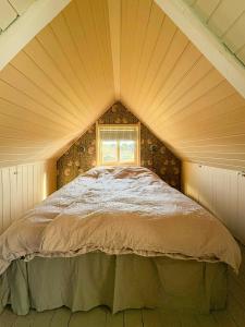 Postel nebo postele na pokoji v ubytování Romantic Country Cabin With Fjord Views On Åmøy