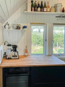 Kuchyň nebo kuchyňský kout v ubytování Romantic Country Cabin With Fjord Views On Åmøy