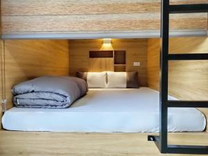 Giường trong phòng chung tại Lien Huong Hostel