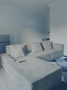 un salon avec un canapé avec des oreillers dans l'établissement Zuri stays, à Kampala