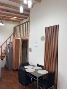 a table and chairs in a room with a kitchen at Cabaña Quellón 