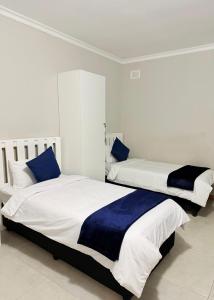 due letti uno accanto all'altro in una camera da letto di Ngwanase Properties a Durban