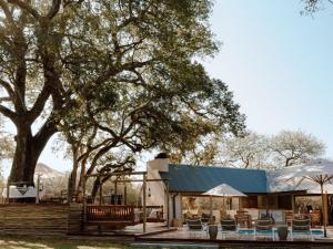 Κήπος έξω από το Leopard's Bend Bush Lodge