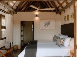 Ένα ή περισσότερα κρεβάτια σε δωμάτιο στο Leopard's Bend Bush Lodge