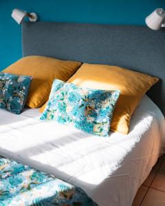 Postel nebo postele na pokoji v ubytování "La Combe Fleurie" Appartements & Chambres