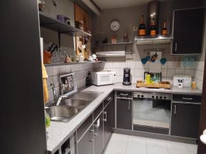 B&B Aquavert في تورناي: مطبخ صغير مع حوض وميكروويف +55 صورة