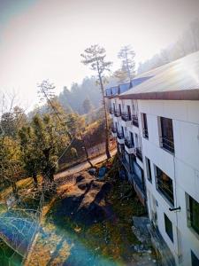 Una vista aérea de un edificio con un río al lado. en Hotel Mount Heaven, en Murree