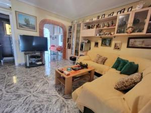 TV a/nebo společenská místnost v ubytování Lookout View Steps to Beach !