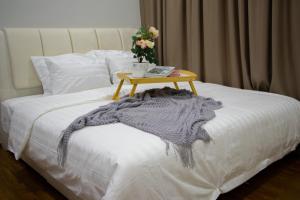Un pat sau paturi într-o cameră la 4R2B Admiral Residence Melaka +19 fotografii