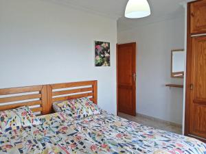 埃尔帕索Bungalow Los Guanches 2的卧室里有一张床，床上铺着色彩鲜艳的被子