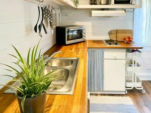 Cottage By The Sea On Djurö في Djurhamn: مطبخ مع حوض وميكروويف +13 صورة