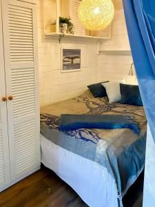 Cottage By The Sea On Djurö في Djurhamn: غرفة نوم بها سرير كبير في الغرفة