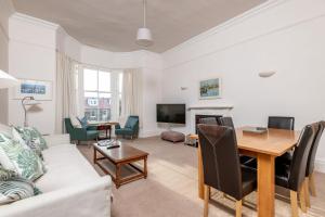 Μια τηλεόραση ή/και κέντρο ψυχαγωγίας στο High Street No 31C - Elie