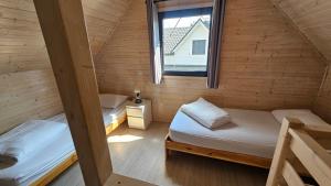 En eller flere senge i et værelse på Domki HORYZONT + 46 billeder