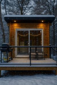 1-bedroom Unique Eco Log Cabins in Parry Sound #104 v zimě