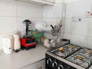 Country Homes Escapes في كيزيمو: مطبخ مع موقد وطاولة عمل