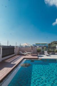 Bazén v ubytování Ratana Hotel Chalong nebo v jeho okolí