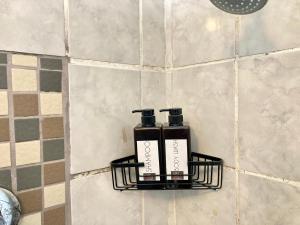 BelharUnit 1, TraversHub Sleeps 6 Self-Catering Group Belhar, CT的浴室的架子上放着两瓶气味剂 更多19张照片