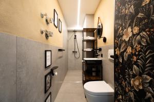 Flora und Fauna by Kamelu في غينغنباخ: حمام مع مرحاض ودش +42 صورة