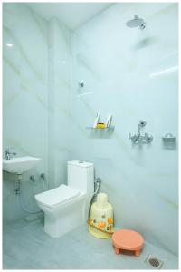 Ένα μπάνιο στο Hotel The Shekhar Premium Palace Near Varanasi Junction Railway Station 1500m # Kashi Vishwanath Temple # Free Wifi and Room Service - Fully Air conditioning Premium Room # Best Family Hotel In Varanasi