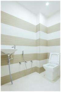 Ένα μπάνιο στο Hotel The Shekhar Premium Palace Near Varanasi Junction Railway Station 1500m # Kashi Vishwanath Temple # Free Wifi and Room Service - Fully Air conditioning Premium Room # Best Family Hotel In Varanasi