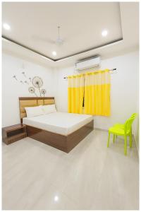 Ένα ή περισσότερα κρεβάτια σε δωμάτιο στο Hotel The Shekhar Premium Palace Near Varanasi Junction Railway Station 1500m # Kashi Vishwanath Temple # Free Wifi and Room Service - Fully Air conditioning Premium Room # Best Family Hotel In Varanasi