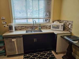 リッチモンドにある温哥华列治文别墅42のシンクと電子レンジ付きのキッチン