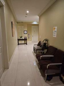 リッチモンドにある温哥华列治文别墅42のソファとテーブルのあるリビングルーム