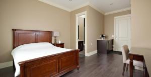 リッチモンドにある温哥华列治文别墅42のベッドと机とテーブルのある寝室