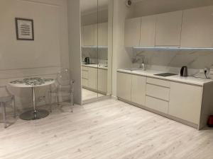 Køkken eller tekøkken på Mennica Residence de luxe Waliców 11 + 32 billeder