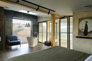 Un pat sau paturi într-o cameră la Dom w trawach