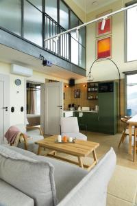 Dom w trawach في اوسترزوكي دولن: غرفة معيشة مع أريكة وطاولة +67 صورة