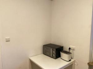 a black microwave sitting on top of a table at Apartment an der Dürerstraße in Nuremberg