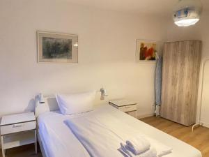 a hospital room with a bed and a window at Apartment an der Dürerstraße in Nuremberg