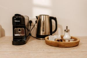 a coffeemaker and a coffee maker on a counter at L'Alma- Accès Privée-Proche Aéroport-Parking-Wifi in Achenheim