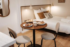 a room with a bed and a table with food on it at L'Alma- Accès Privée-Proche Aéroport-Parking-Wifi in Achenheim