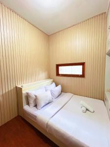 En eller flere senge i et værelse på Kayuwangi by Suasana Villa