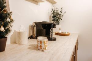 a counter top with a coffee maker and a toaster at L'Alma- Accès Privée-Proche Aéroport-Parking-Wifi in Achenheim
