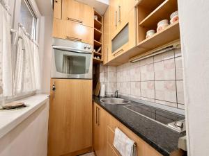 Kuchyň nebo kuchyňský kout v ubytování Apartments by BENCO
