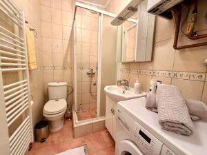 Koupelna v ubytování Apartments by BENCO + 15 fotografií