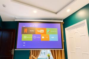 TV a/nebo společenská místnost v ubytování Thu Hiền hotel Gần Chợ có Máy Chiếu