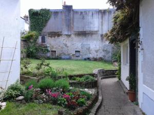 an old house with a garden in the yard at Maisonnette l'Olivier Bleu in Nantes