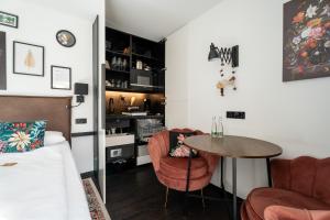 Flora und Fauna by Kamelu في غينغنباخ: غرفه بطاوله وكرسيين وسرير