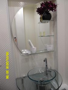 bagno con lavabo in vetro e specchio di Dezzaray2 a Ventspils